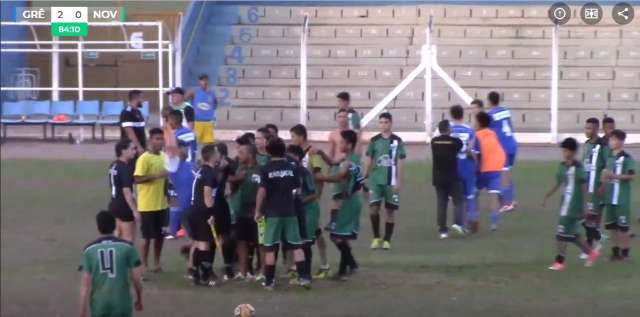 Massagista de time agride &aacute;rbitro com chute e soco durante jogo em MS