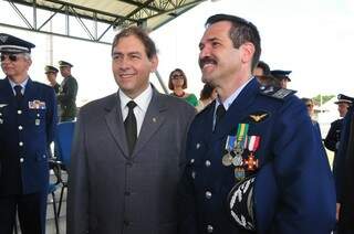 Prefeito pediu ao novo comandante da Base Aérea ajuda para combate da dengue. (Foto: Luciano Muta)