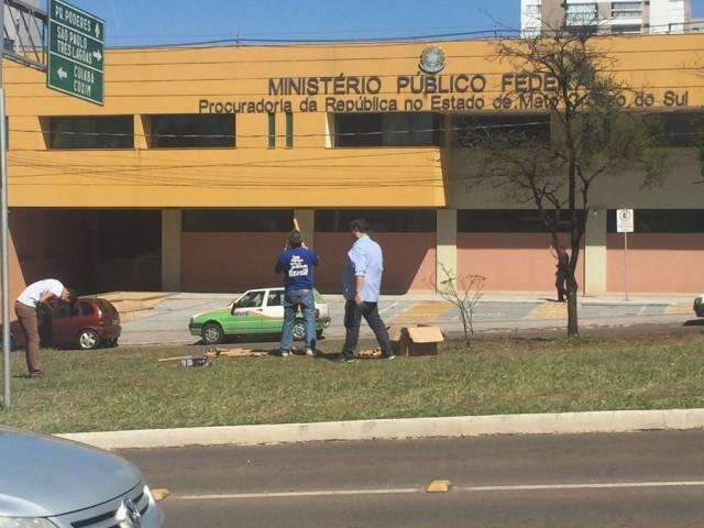 Solit&aacute;rio, candidato festeja queda de Dilma soltando fogos na frente do MPF