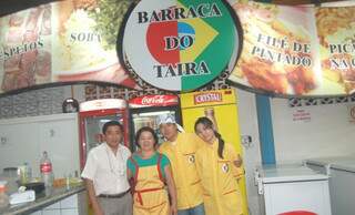 Família Taíra trabalha com barraca de comida na Feira Central. (Fotos: J. Garcia)