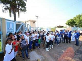 Funcionários em greve na frente do HU, em Campo Grande. (Foto: Direto das Ruas)