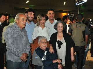 Pedro Pedrossian esteve acompanhado por familiares durante homenagem (Foto: João Garrigó)