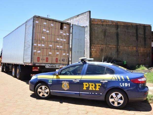 Carga de cigarros avaliada em R$ 1,3 milh&atilde;o &eacute; apreendida em caminh&atilde;o 