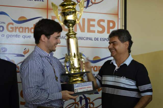  Ao entregar pr&ecirc;mio de competi&ccedil;&atilde;o, Trad promete or&ccedil;amento maior para o esporte