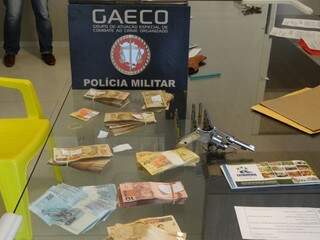 Operação apreendeu dinheiro, cheques e arma em Ivinhema. (Foto: Divulgação/MPE)
