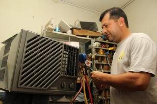Técnico Pedro Bento trabalha com manutenção, instalação e limpeza de aparelhos de ar condicionado. (Foto: Marcos Ermínio)