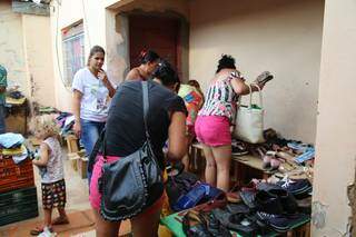 De 10 em 10, moradores entraram para pegar as roupas. (Foto: Danielle Valentim)