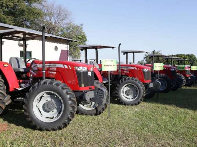 Governo entrega R$ 2,4 milh&otilde;es em m&aacute;quinas agr&iacute;colas para 32 cidades