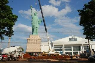 Loja tem réplica da Estátua da Liberdade. (Foto: Aline Araújo)