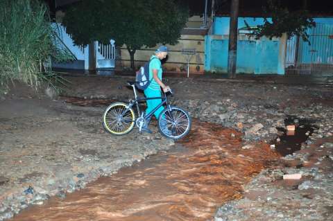 Chuva alaga até escola e enxurrada causa transtornos em Campo Grande