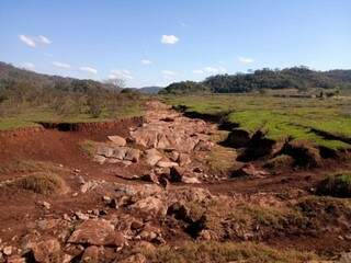 Erosão após nascente secar, problema pode ter sido causado por desvio para irrigar fazendas próximas (Foto: Divulgação/IHP)