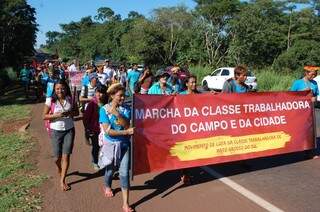 Grupo pretende caminhar de 5 a 6 quilômetros por dia em protesto contra as atitudes do Governo Federal)(Foto: Simão Nogueira) 