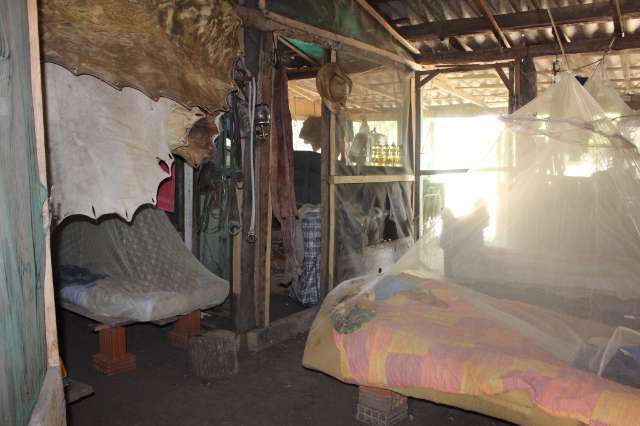Homens que viviam com porcos e galinhas s&atilde;o resgatados de fazenda