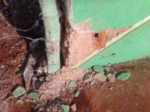 Motorista dorme ao volante na madrugada e ve&iacute;culo bate em muro