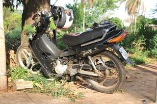 A moto Biz que a mulher conduzia ficou com a frente destruída. (Foto: Alcides Neto) 