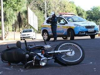 Motocicleta que a vítima conduzia foi parar no meio da pista (Foto: Saul Schramm)