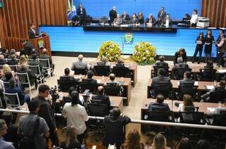 Lotado de familiares e autoridades, o plenário tem ainda vereadores da Capital e do interior do Estado nesta manhã (Foto: Alcides Neto)