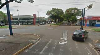 Cruzamento da Rua Aquidauana com a Avenida Weimar Torres, onde um motociclista morreu na manhã de hoje após colidir contra um ônibus (Foto: Divulgação Google Maps)