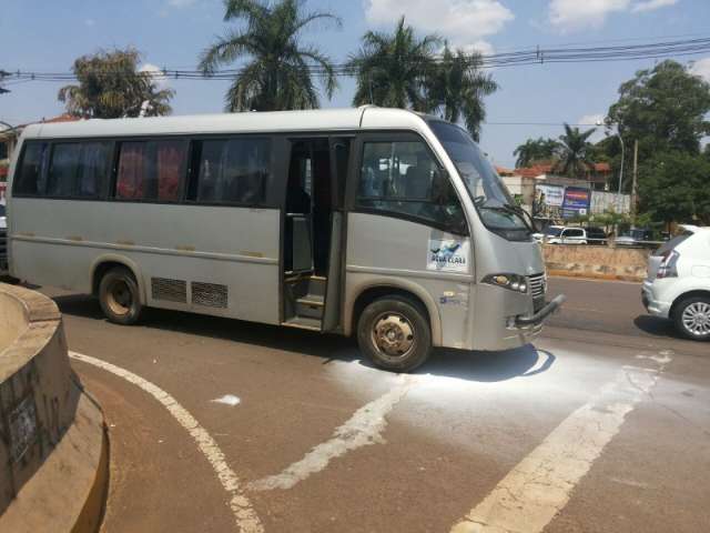 Micro-&ocirc;nibus pega fogo e prejudica tr&acirc;nsito na Joaquim Murtinho