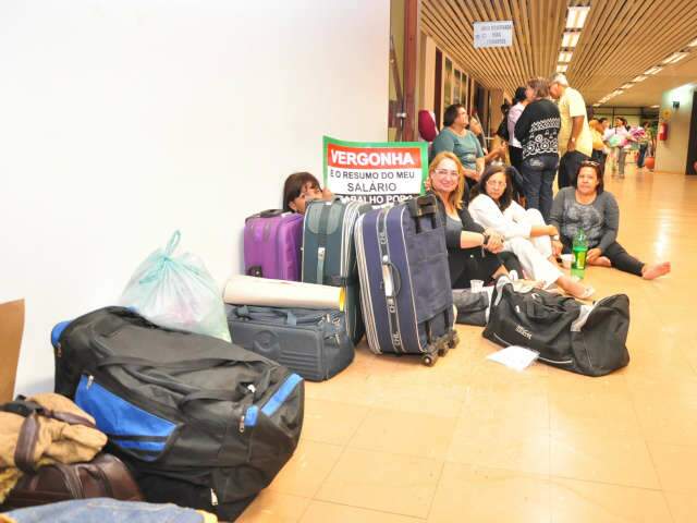  Por reajuste salarial, servidores prometem dormir na Assembleia