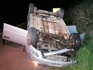 Carro de passeio com três pessoas capotou após colisão (Foto: divulgação)