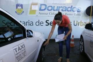 Servidora da Agetran vistoria táxi em Dourados (Foto: Eliel Oliveira)