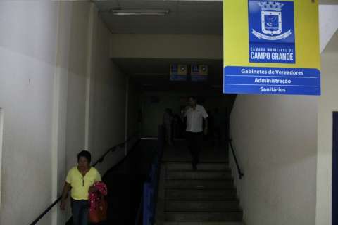 Transformador estoura e deixa C&acirc;mara Municipal funcionando &agrave; meia luz