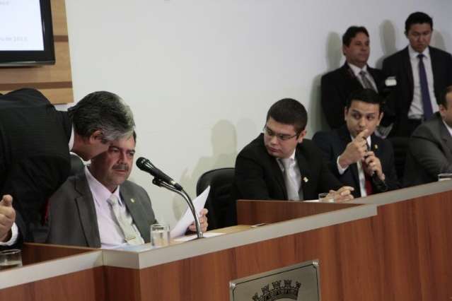 &ldquo;Bate-Boca&rdquo; entre l&iacute;der, presidente e relator marca abertura de trabalhos