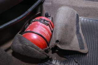 Motoristas não se preocupam em trocar extintores vencidos, já que o uso agora é facultativo (Foto: Henrique Kawaminami)