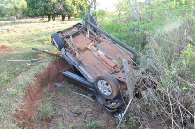  Ve&iacute;culo bate em &aacute;rvore, capota e mata condutor em Gl&oacute;ria de Dourados