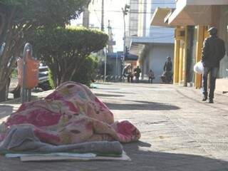 Moradores dormindo em calçada do Centro numa manhã fria em Campo Grande (Foto: Arquivo)