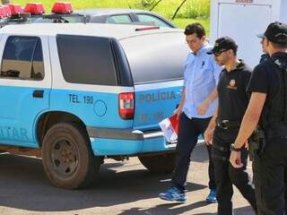 Gilmar Olarte chega para depor no Gaeco sob escolta de policiais (Foto: Fernando Antunes)