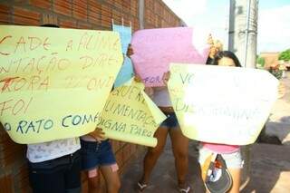 Mães e crianças participam de protesto inusitado, que teve ato contra e a favor (Foto: Marcos Ermínio)