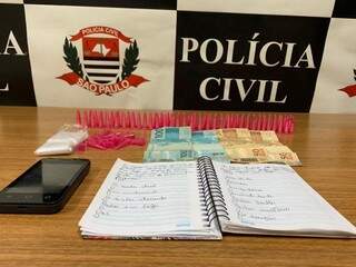 Cocaína, dinheiro, celular e caderno com anotações foram apreendidos com Adelice (Foto: divulgação/Polícia Civil) 