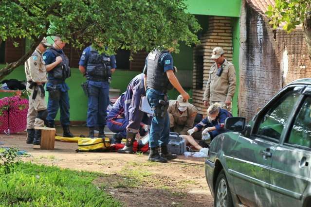 Dupla em moto mata com tr&ecirc;s tiros garota de 18 anos na frente de casa