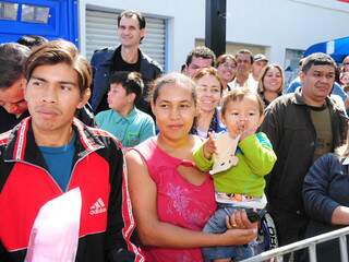 Desde ontem, Roseli e a família já tinha se programado para assistir ao desfile. (Foto: Rodrigo Pazinato)