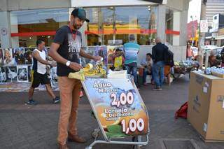 O vendedor costuma ficar na Barão do Rio Branco esquina com 14 de Julho. (Foto: Thailla Torres)