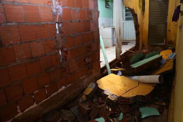 Prefeito visita fam&iacute;lias e &eacute; cobrado por solu&ccedil;&atilde;o de problema com chuva