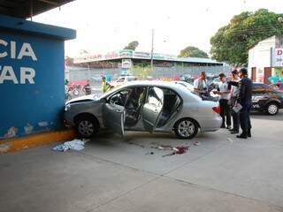 Após ser baleada, mulher bateu carro em posto policial. (Foto: Wendell Reis)