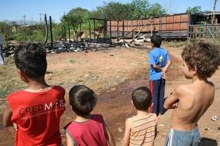 Crianças observam casa destruída em poucos minutos (Foto: Marcos Ermínio)