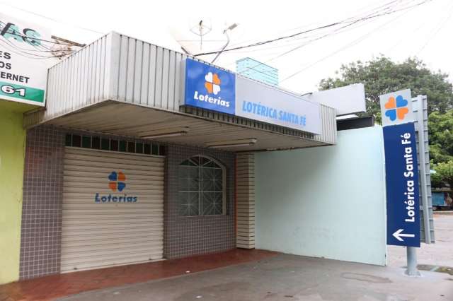 Bandidos arrombam teto de lot&eacute;rica e levam dinheiro de dois cofres