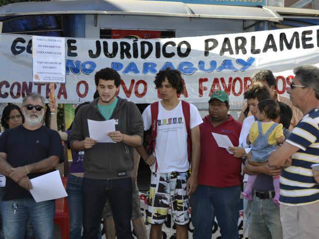  Solid&aacute;rios ao povo paraguaio, campo-grandenses fazem manifesta&ccedil;&atilde;o contra golpe