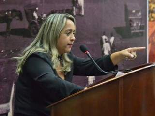 Lia Nogueira durante o seu discurso na tribuna da Câmara, esta noite. (Foto: Eliel Oliveira) 