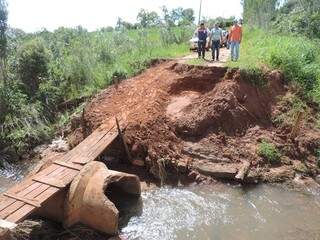 Ponte destruída pela chuva em Deodápolis (Foto: Eliton Santos/Impactonews)