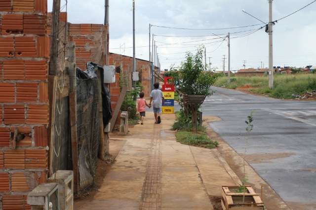 Moradores &#039;ca&ccedil;am&#039; na internet quem vende ou aluga casas populares