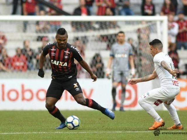 Jogando em casa, Atl&eacute;tico-PR leva a melhor e vence Fluminense por 3 a 1 