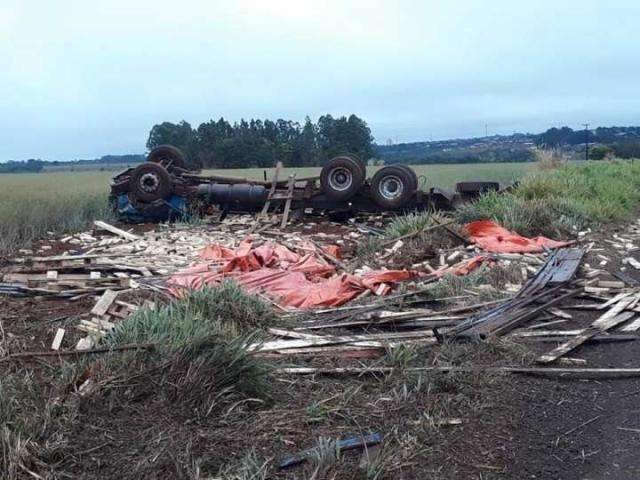 Caminh&atilde;o capota em rodovia estadual e espalha tabletes de maconha