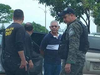 Homem que dirigia carro roubado cercado por policiais brasileiros e paraguaios (Foto: Mbykymi Notícias)