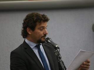 Vereador Eduardo Romero (Rede) lê documento durante sessão na Câmara Municipal de Campo Grande. (Foto: Henrique Kawaminami/Arquivo).