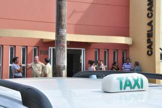 Taxistas lamentam durante velório a morte de colega. (João Carrigó